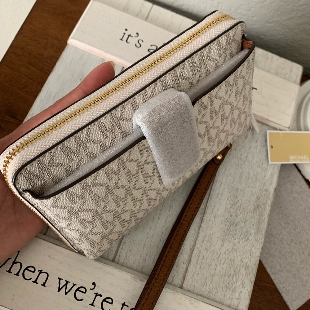 3in 1 new MK ♥️ wallet/ wirstlet/ phone holder - Picture 8 of 9